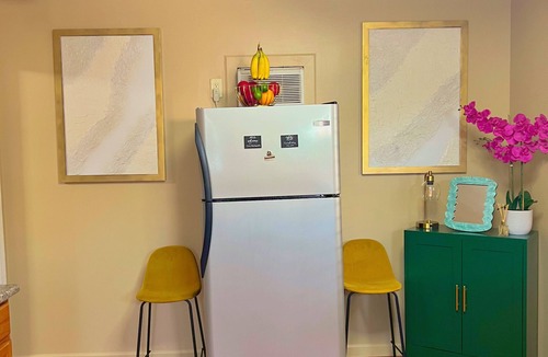 Saint Anthony Apartment | Vibrant Studio, WiFi, Free Park- Walk to UNO, 2mi to city park, 4mi FrenchMarket