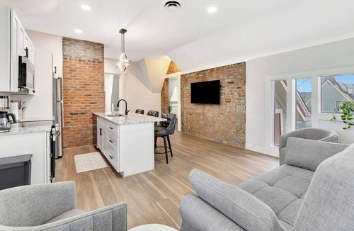 East Walnut HIlls Apartment | Victorian Haven on the Hill - Top 2 Floors