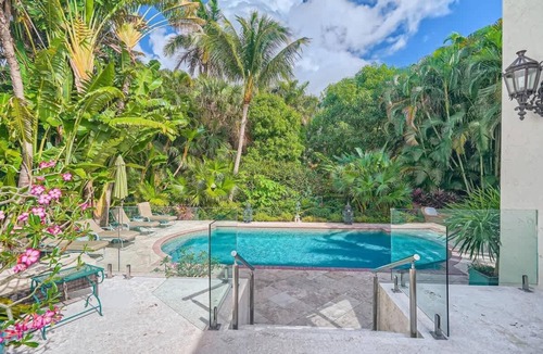 Southside House | Villa Gardenia - Peaceful Garden Oasis with Open Floor Plan