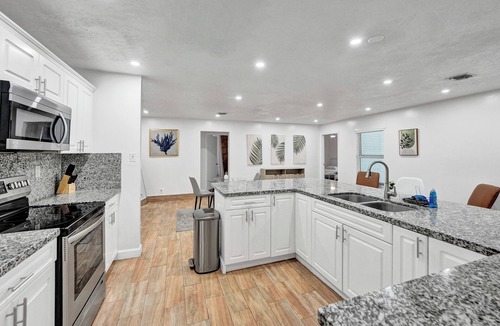 Royal Palm Beach Villa | Villa Royale 4 BR Home w Pool and Hot Tub