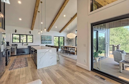 Hayesville House | Vineyard House “Casa Tra Le Vigne” by Chatuge Home Concierge | Lake Access · Firepit · Ping Pong