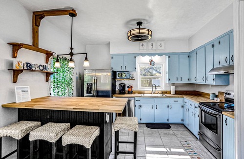 Edgewater Condo | Vintage Cottage Near Water Access w/Boat Parking & Easy Beach Drive