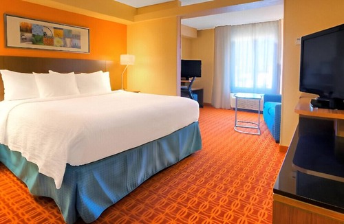 Germantown House | Vivid Suite for a Couple's Escape! Free Breakfast