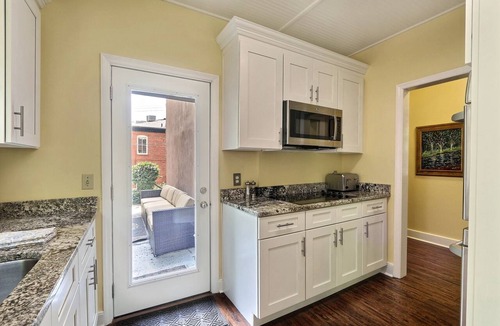 Historic Downtown Savannah Apartment | W Jones St. Luxury Parlor- Private Balcony & Off Street Parking Included!