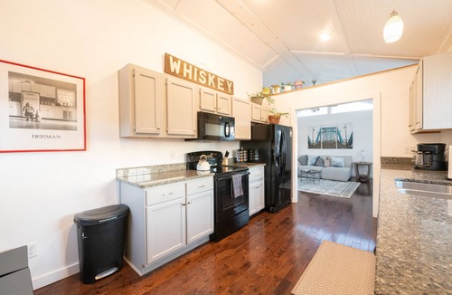 Northside House | WALK EVERYWHERE in North Chat! -VIEWS- 2 KING Beds