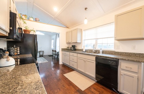 Northside House | WALK EVERYWHERE in North Chat! -VIEWS- 2 KING Beds