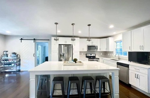 Alpharetta House | Walk to Downtown Alpharetta - Camper hangout, game room, & chef’s kitchen