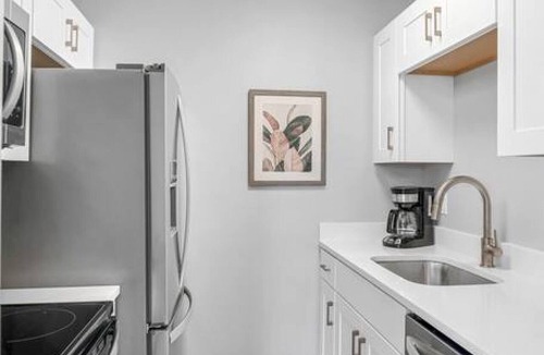 North Capitol Apartment | Walk to Downtown Broadway - Pool, Free Parking, Gym + 4 Beds