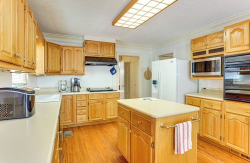 Henderson House | Walk to Dtwn & Freed-Hardeman: Home w/Fenced Yard