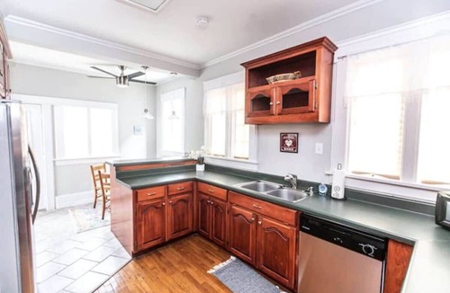 Birmingham House | Walk to Restaurants - Trendy Lakeview Craftsman