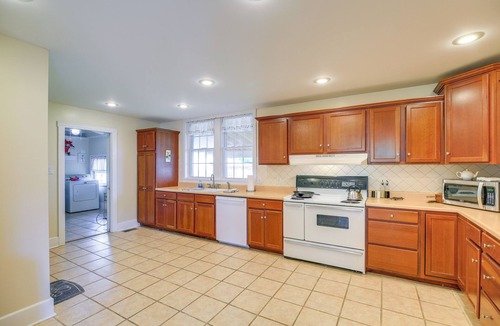 Bristol Cottage | Walk to State St! Bristol Craftsman w/Backyard