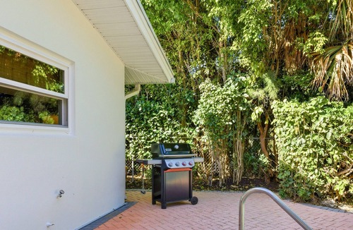 Singer Island House | Walk to the Beach | Sauna, Pool & BBQ!
