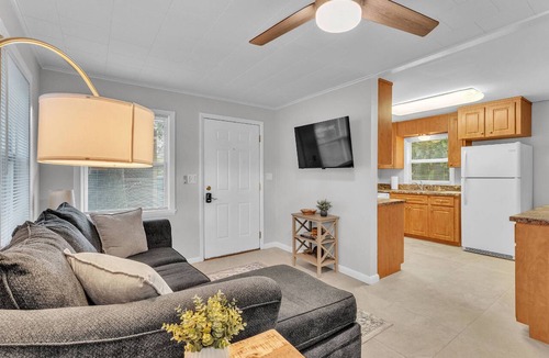 Lakeland Condo | Walkable Lakeland Getaway | Near Florida Southern & Lakes | Private Patio & Grill