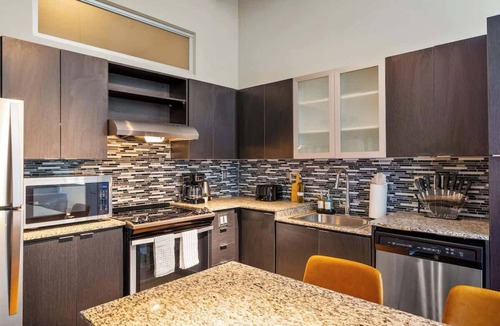 Downtown Cincinnati Apartment | Walkable Resort Style Downtown 2 Bed
