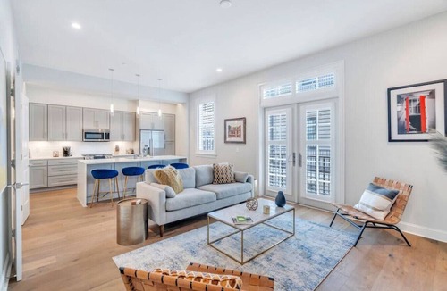 Central Business District Condo | Walkable St Charles Ave | Streetcars, Gym, Pool!