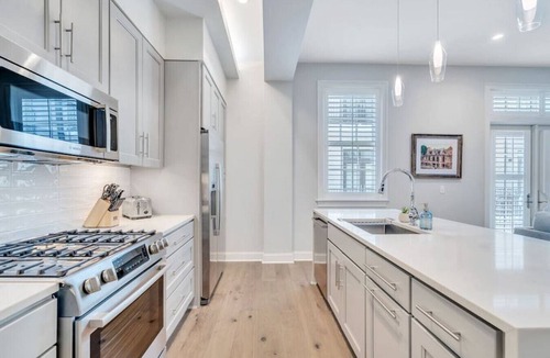 Central Business District Condo | Walkable St Charles Ave | Streetcars, Gym, Pool!