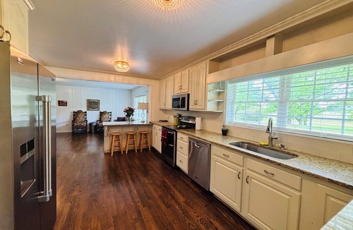 Thomaston House | Walking distance to Be in Health 3-bedroom home on 17 acres 2 full bathrooms.
