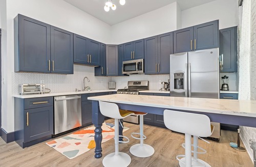 East Walnut HIlls House | Walnut Hills Mansion-sleeps14! TVs in every room!