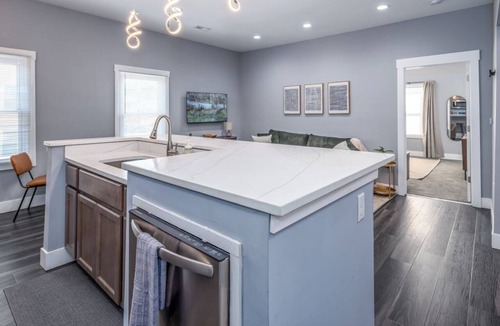 Walnut Hills Apartment | Walnut Hills+Sleeps 7ppl+King+Queen Beds+Parking+Wifi+Smart Tvs