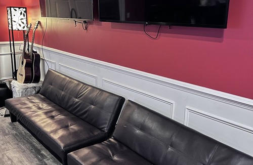 Cumberland Apartment | Warm & Cozy Private Studio Creative Loft Suite + Recording Studio