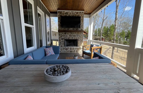 Little Kowaliga House | Waterfront 5-Bedroom Cabin on Lake Martin