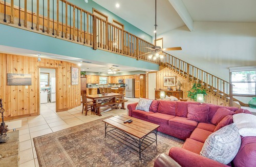 Eclectic House | Waterfront Gem on Lake Martin w/Kayaks & Dock!