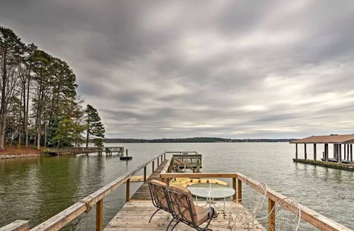 Terrell Apartment | Waterfront! Lake Norman Couples Getaway - One Bedroom Apt.