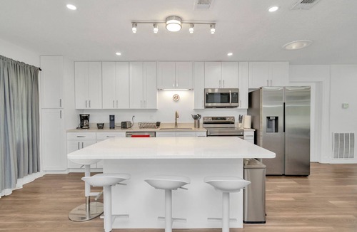 Bay Crest Park House | Waterfront Pool Home 7 Min Airport Weekly & Monthly Stays Sleeps 8+