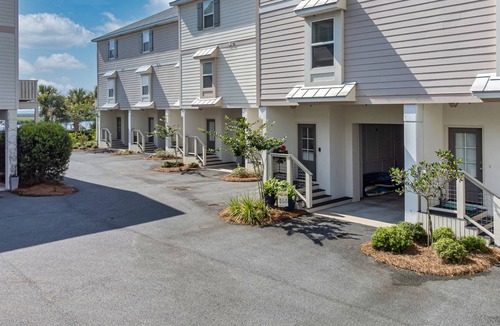 Country Club Estates House | Waterfront Townhome 10 minutes to St. Simons