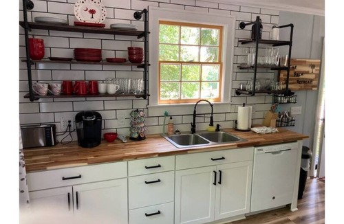 Walhalla House | We have power and Wi-Fi! Walk to Downtown! Huge Yard! Record Player!