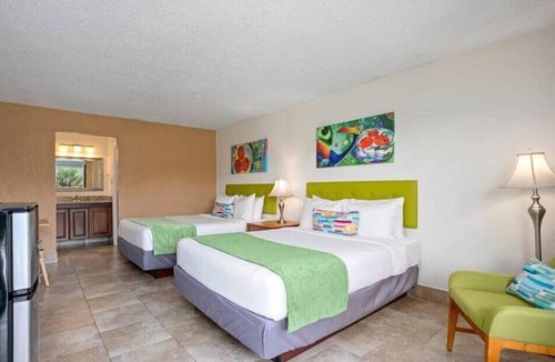 Historic Downtown Kissimmee Hotel | Weekend Getaway Room with 2 DBL Beds Near Theme Parks