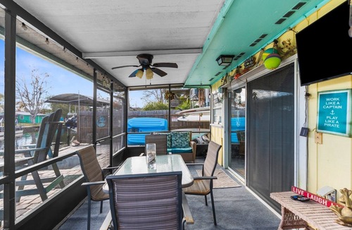 Weeki Wachee Gardens House | Weeki Wachee Waterfront "Fin & Tonic" Get Away with FREE Kayaks & More!