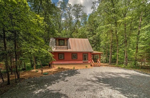 Epworth Cabin | Welcome to cozy Snug Cove Creekside Cabin located just outside Blue Ridge, GA!