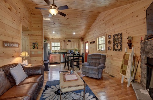 Murphy Cabin | Welcome to Whispering Pines! - King Bed! Bunk Beds! Fenced yard! Pet Friendly!