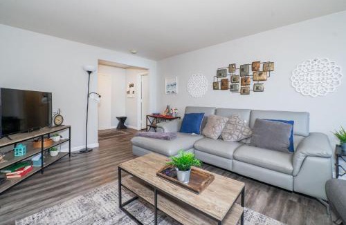 Downtown Atlanta Apartment | Welcoming Barn, 2 BEDROOM & 1 Bath & Parking