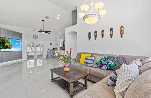 Royal Palm Beach House | West Palm Beach Retreat House With Heated Pool
