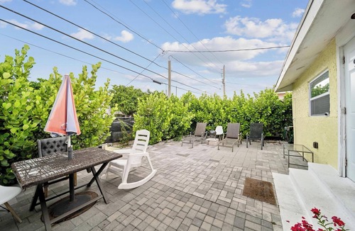 West Palm Beach House | West Palm Beach Paradise Getaway minutes to beach and downtown