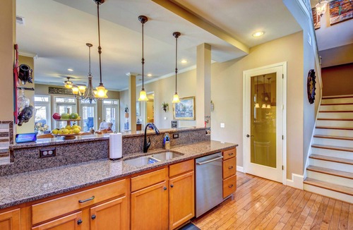 West Union House | West Union Townhome w/Patio & Lake View