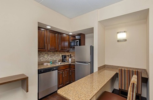 Oak Ridge Condo | WFH friendly | FREE Wi-Fi + Pool & Gym