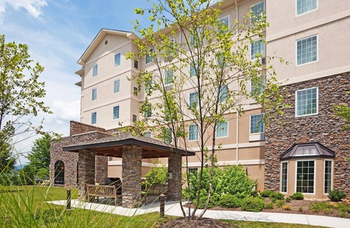 Oak Ridge Condo | WFH friendly | FREE Wi-Fi + Pool & Gym