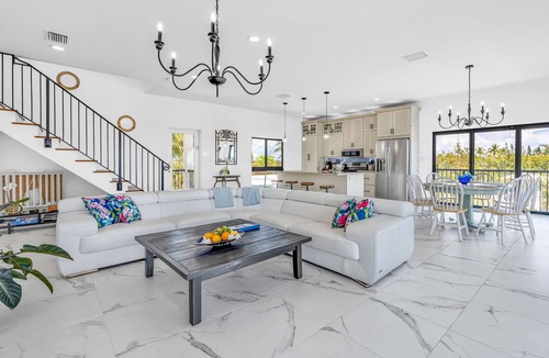 Marathon House | Wide Horizon oceanfront. 4 bedroom, 4 ½ bath, kayaks, pool + observation deck.