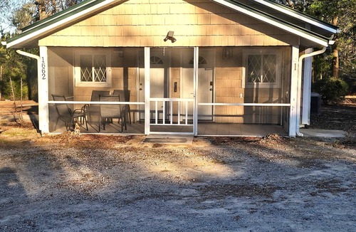 Ponce De Leon Cabin | Wild Indigo Getaway: 2BR Cabin near Springs, Starlink Wi-Fi & Fire Pit