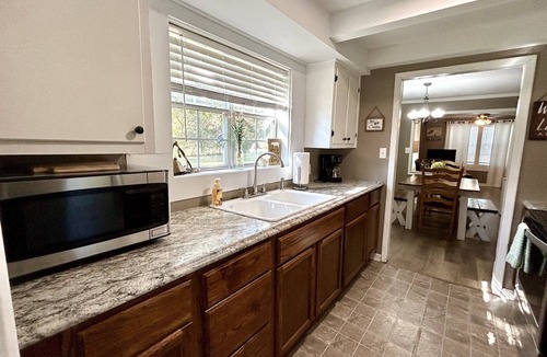 Paragould House | Wildflower Cottage : Country Home Near Town