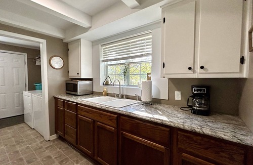 Paragould House | Wildflower Cottage : Country Home Near Town