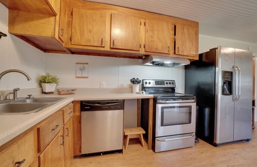 Dahlonega Cottage | Wine Country Retreat w/Fire Pit + Sunroom!