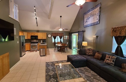 Russell Springs House | Wolf Creek Trail Cottage