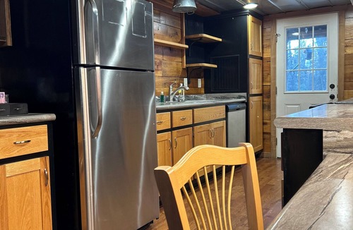 Vinemont Cabin | Wonderful 1-bedroom Cozy Rustic Cabin