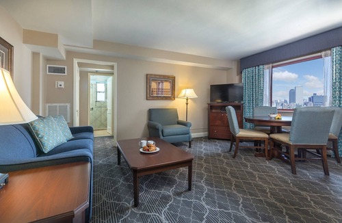 Faubourg Lafayette Resort | Wyndham Avenue Plaza on major parades route