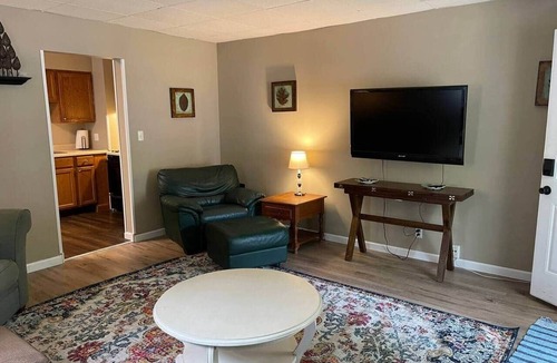 Springfield Apartment | Yin on Spring - Comfy, Cozy Duplex