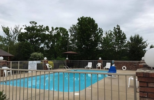 Cabot House | You Found It! 3 Comfortable Units, Free Breakfast & Parking, Pets Allowed, Pool